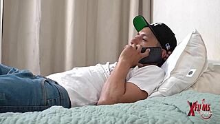 Mi Amigo Con Una Enorme Polla Me Invita A Ver Netfilxx Mientras Me Folla Duro