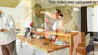 辣妻甜蜜和老公聊天，却偷偷舔酒店客人的屁股，背着老公出轨