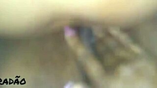 Socando a mão na buceta da preta provocatively