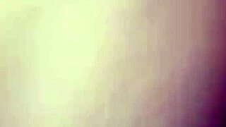 Socando a mão na buceta da preta provocatively