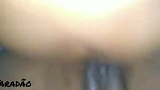 Socando a mão na buceta da preta provocatively