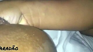 Socando a mão na buceta da preta provocatively