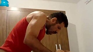 zelador do meu predio liberou o cu igual uma cadela no cio