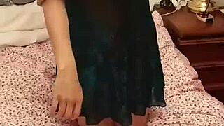 cogiendo a lo bestia a mi suegra mientras mi novia duerme y la lleno de semen