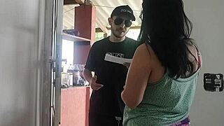 esposa faz tudo que o policial quer para evitar prender o marido