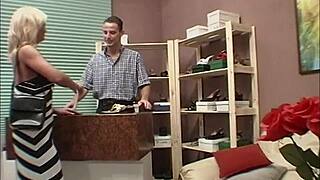 A mester ügyesen nyalja a nő seggét és cipőjét retro európai jelenetben