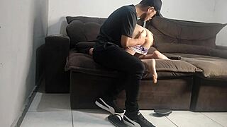 esposa faz tudo que o policial quer para evitar prender o marido