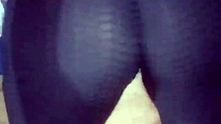 She shows off her big ass in tight leggings