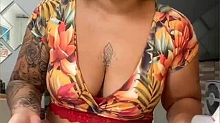 Cleaning the house with pussy cracking feels so naughty.