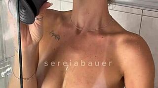 loira gostosa manda video mamando o brinquedinho e colocando na bucetinha pro marido