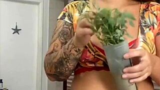 Cleaning the house with pussy cracking feels so naughty.