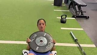 Does 25lb overhead press strengthen shoulders and traps? It also hits hip flexors!