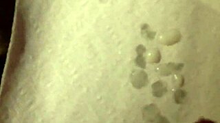 i watch this 9 inch dick gettin masturbated till it cums