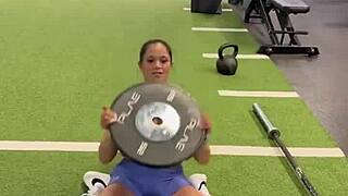 Does 25lb overhead press strengthen shoulders and traps? It also hits hip flexors!