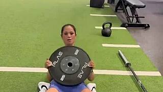 Does 25lb overhead press strengthen shoulders and traps? It also hits hip flexors!