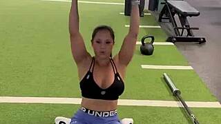 Does 25lb overhead press strengthen shoulders and traps? It also hits hip flexors!