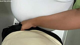 Essa vendedora e muito safada a loja tava cheia mas ela so queria minha porra na boca