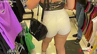 Essa vendedora e muito safada a loja tava cheia mas ela so queria minha porra na boca