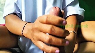 Cewek Indo Muda Belajar Teknik Gegara Tangan Luar Ruangan Bareng Teman