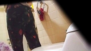 watch my argentinian stepmother pissing with her pussy open?