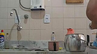 QUERO UMA ROLA BEM GROSSA PENETRANDO MINHA BUCETA ENQUANTO EU LAVO A LOUÇA