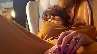 fine ass tranny enjoys big dildo play