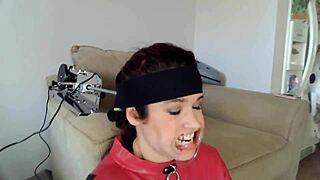 老婆被绑住，头锁在自制操机上，深喉颜射和巨大射精