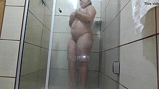 tomando banho e batendo uma sozinha, sexy homemade amateur fun.