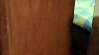 Espiando A Mi Vecina Me Descubre Y Me Invita A Follarla El Coño