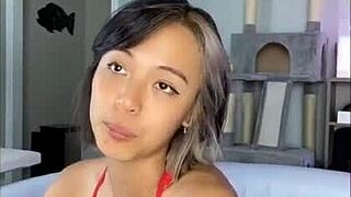 En la piscina con bikini