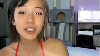 En la piscina con bikini