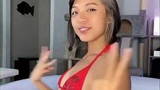 En la piscina con bikini