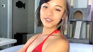 En la piscina con bikini