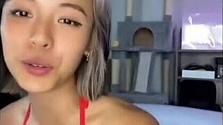 En la piscina con bikini