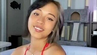 En la piscina con bikini