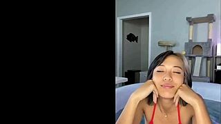 En la piscina con bikini