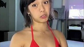 En la piscina con bikini