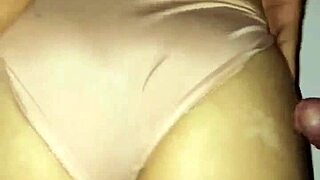 Me vengo en las bragas con anal orgasm