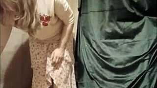 sexy housewife flashing en ville