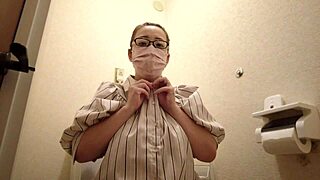 Married Bride Aika-Frau Masturbates Intensely In The Toilet