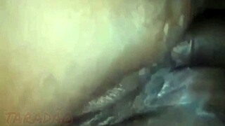 Enchendo o cu da puta de leite com anal facial e handjob de bbw peluda.