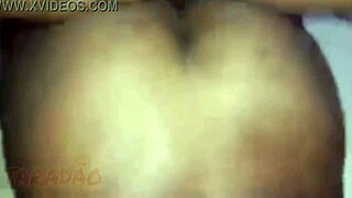 Enchendo o cu da puta de leite com anal facial e handjob de bbw peluda.