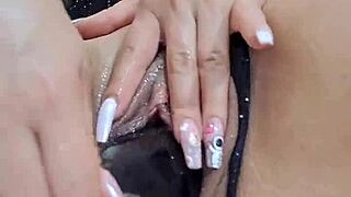 Chica Sexy Mete Dedos Y Berenjena En Coño