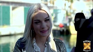 Nathalie une belle blonde savourant lanal