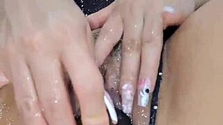 Chica Sexy Mete Dedos Y Berenjena En Coño