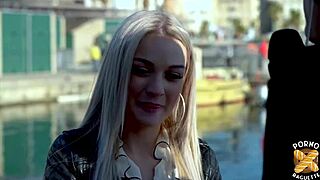 Nathalie une belle blonde savourant lanal