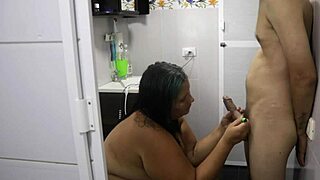 la vecina depila mi polla en casa