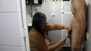 la vecina depila mi polla en casa