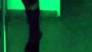 Amysexxxjuguetona strips and jerks in private dance!