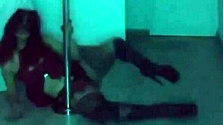 Amysexxxjuguetona strips and jerks in private dance!